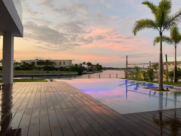 Piscina privada con vistas privilegiadas a la Marina de Cap Cana.