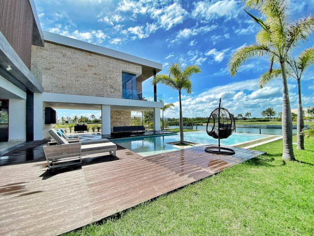 Acceso privado y directo al muelle desde esta villa en Marina Cap Cana.